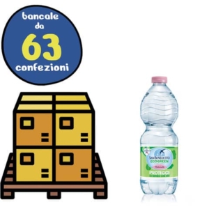 Bancale 63 confezioni da 24 bottigliette di acqua minerale naturale San Benedetto da 500 ml, proveniente dalle Alpi Biellesi. La linea sostenibile Ecogreen è stata creata per ridurre l'impatto ambientale e compensare il 100% delle emissioni CO2.