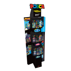 Espositore da terra pratico e d?impatto. Progettato per contenere 12 metal case, 4 per ognuno dei tre temi disponibili: Manga hero, Groovy colours e Pop colours. Le 3 collezioni sono composte da 20 marcatori così assortiti: 6 con punta extra-fine da 0,7 a 1 mm, 7 con punta fine da 0,9 a 1,3 mm e 7 con punta media da 1,8 a 2,5 mm. Dotato di tre ripiani, ciascuno dedicato a un tema, è la soluzione ideale per una presentazione ordinata e chiara. Il logo frontale e l?iconico marcatore rappresentato sul lato garantiscono un richiamo immediato e danno un tocco distintivo alla struttura.