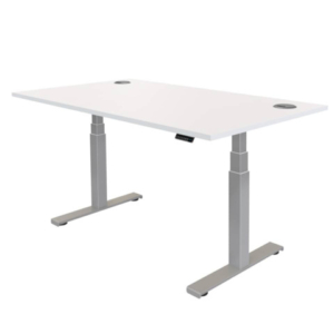 Scrivania a regolazione elettrica in altezza da 64 cm a 126 cm. Completa di piano bianco, dimensioni 1600 x 800 mm e spessore 25 mm. Dotata di fori passanti da 8 cm. Struttura LEVADO disponbile nei colori bianco o grigio.