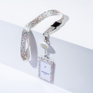 Kit porta badge 110x68 mm + cordoncino 440x20 mm + avvolgibile nero con filo 80 cm Avery floreale - R4828HF-1