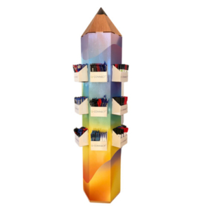 Un espositore da terra imperdibile: 800 prodotti di scrittura Q-Connect in un colorato display dalla forma a ''Matitone''. Dimensioni: L 44 x  P 41 x  H 170 cm. Contenuto: 48 matite a mina Kappa da 0,7 mm; 36 penne a sfera a scatto Lamda blu, 48 nero, e 24 rosso; 36 penne a sfera Delta da 0,7 mm blu, 48 nero e 24 rosse; 40 correttori a penna da 8 ml; 30 evidenziatori Pastel 1,5-5 mm in arancione, 30 blu, 30 giallo e 30 viola; 20 marcatori per lavagne bianche punta tonda 2-3 mm blu; 30 nero e 10 rosso; 30 marcatori permanenti con fusto in metallo e punta conica 4 mm blu, 40 nero e 20 rosso; 20 marcatori permanenti punta tonda 2-3 mm blu, 30 nero e 10 rosso; 50 matite meccaniche a mine da 0,5 mm (5 conf. da 10 pz); 30 penne a sfera a scatto da 0,7 mm blu, 40 nero e 20 rosso (3 conf. da 10 pz, 4 da 10 e 2 da 10); 40 penne gel con cappuccio 0,5 mm blu, 30 rosso e 60 nero (4 conf. da 10 pz, 3 da 10 e 6 da 10); 36 Penne gel Sigma M blu; 48 nero e 24 rosso; 48 penne a sfera M 4 colori.